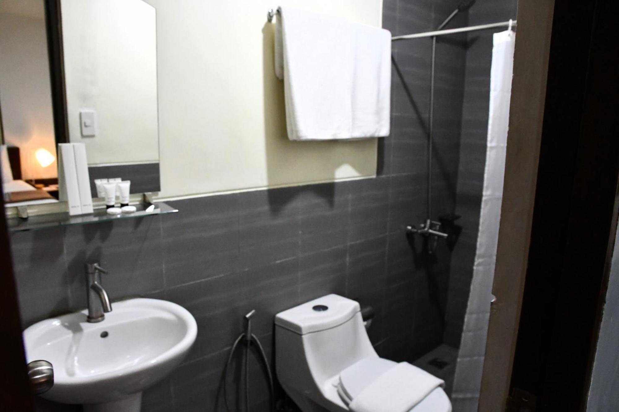 Arzo Hotel Makati Makati City Exterior photo